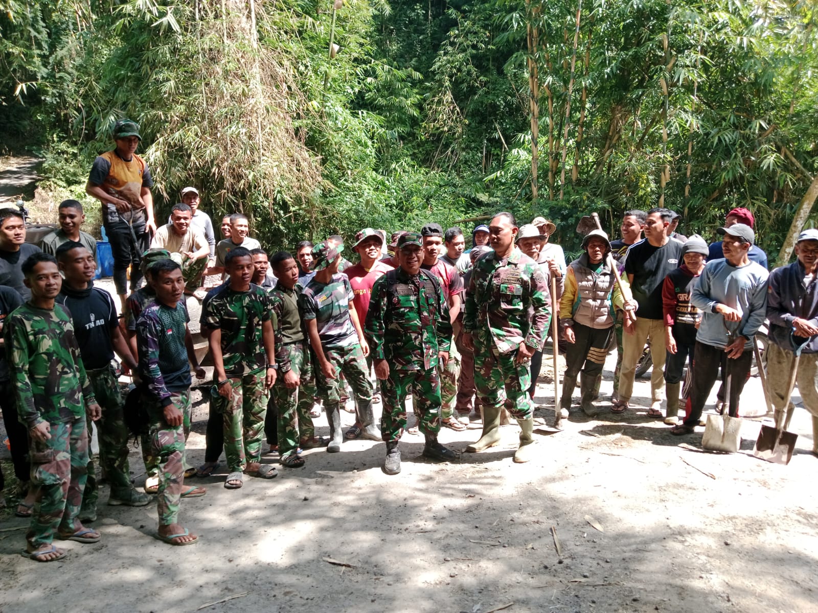 Akselerasi Pembangunan Rabat Beton TMMD Ke-129 Kodim 1626/Bangli Melalui Kerja Sama TNI dan Warga