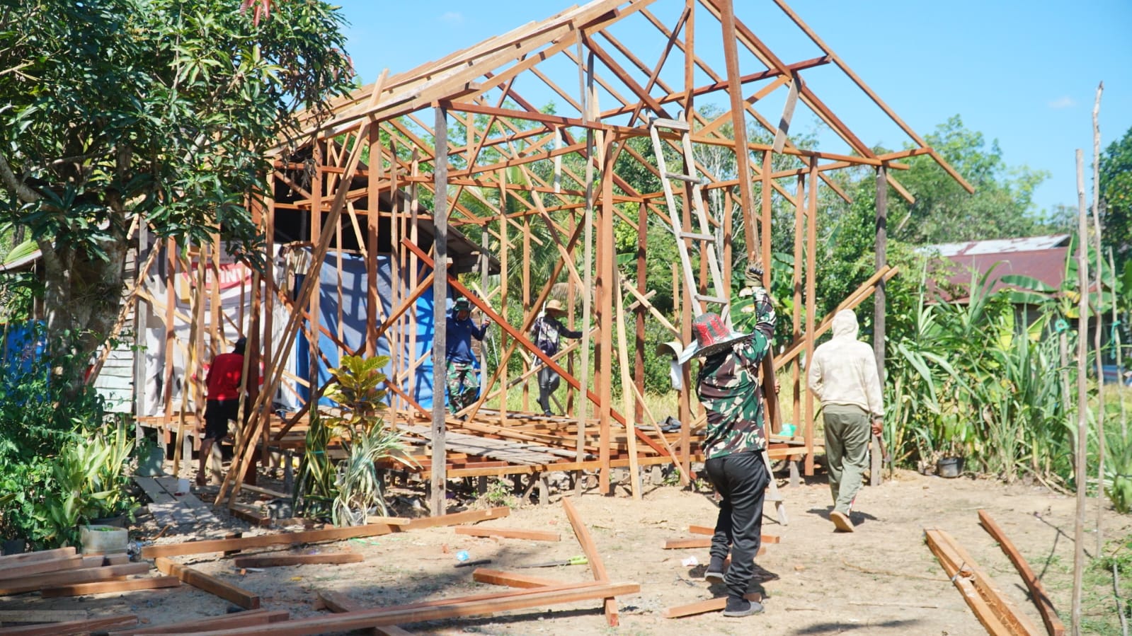 Kerja Sama Satgas TMMD dan Masyarakat Dukung Pemasangan Atap RTLH Target 3