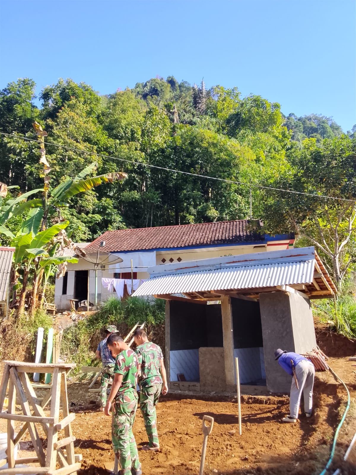 Komunitas Desa Mekarmukti Sambut Gembira Penyelesaian MCK TMMD Ke-129 Kodim 0608/Cianjur