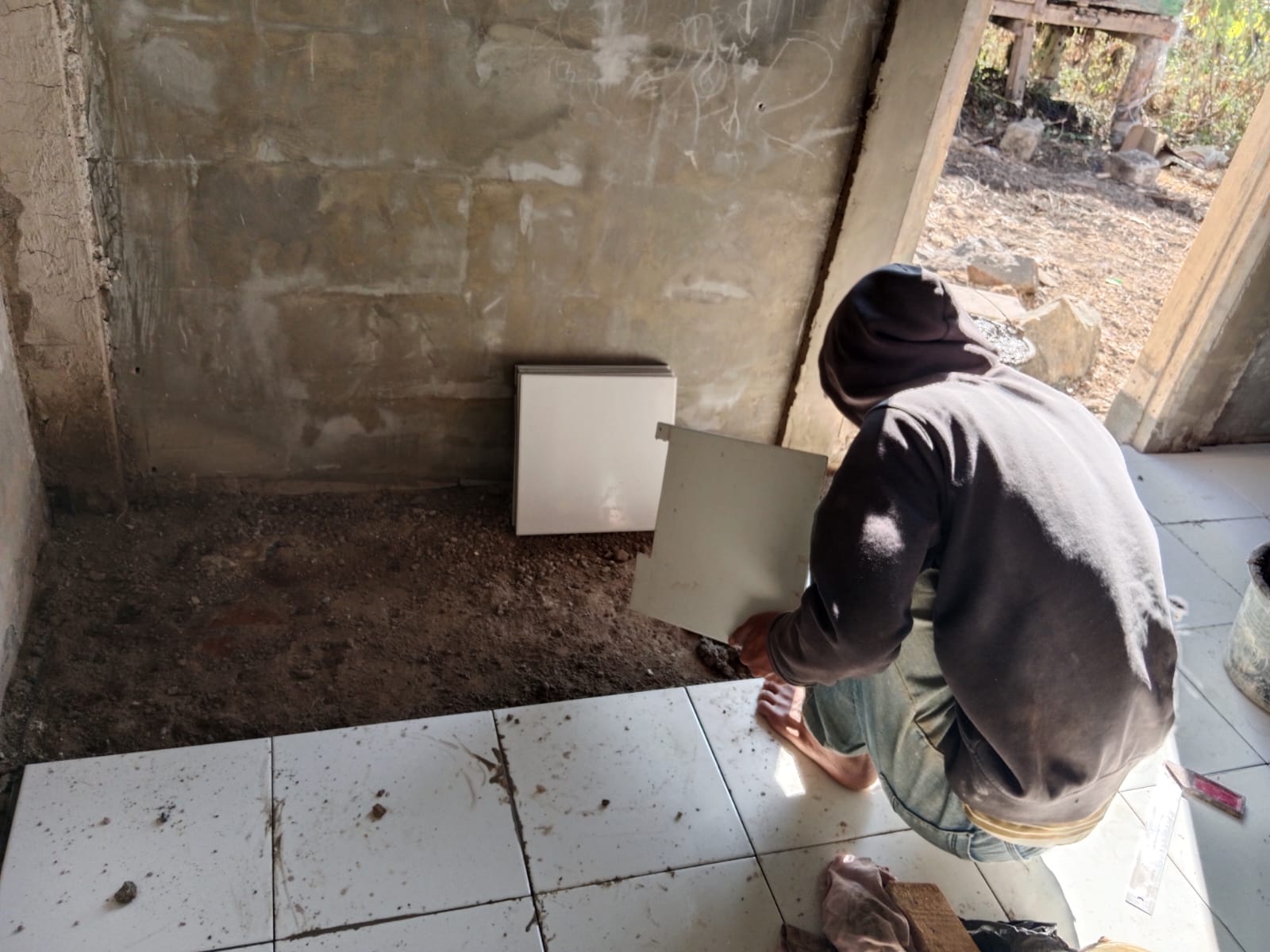 Progres Pemasangan Keramik Pada Program Rutilahu TMMD Ke-129 Kodim 0608/Cianjur