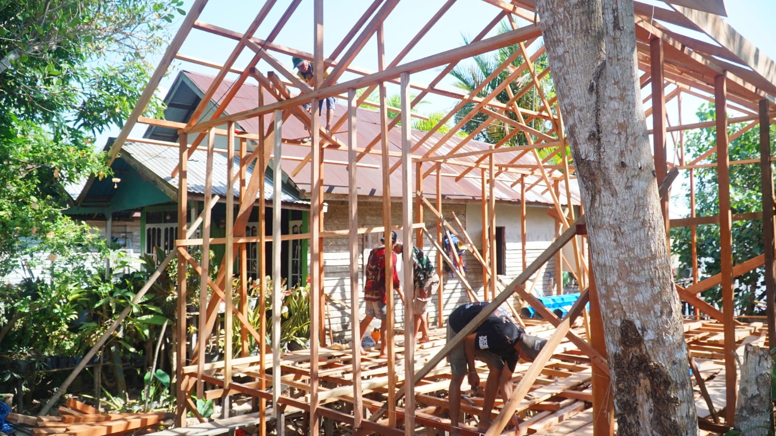 Proses Pemasangan Atap Tandai Kemajuan Proyek RTLH Sasaran 4