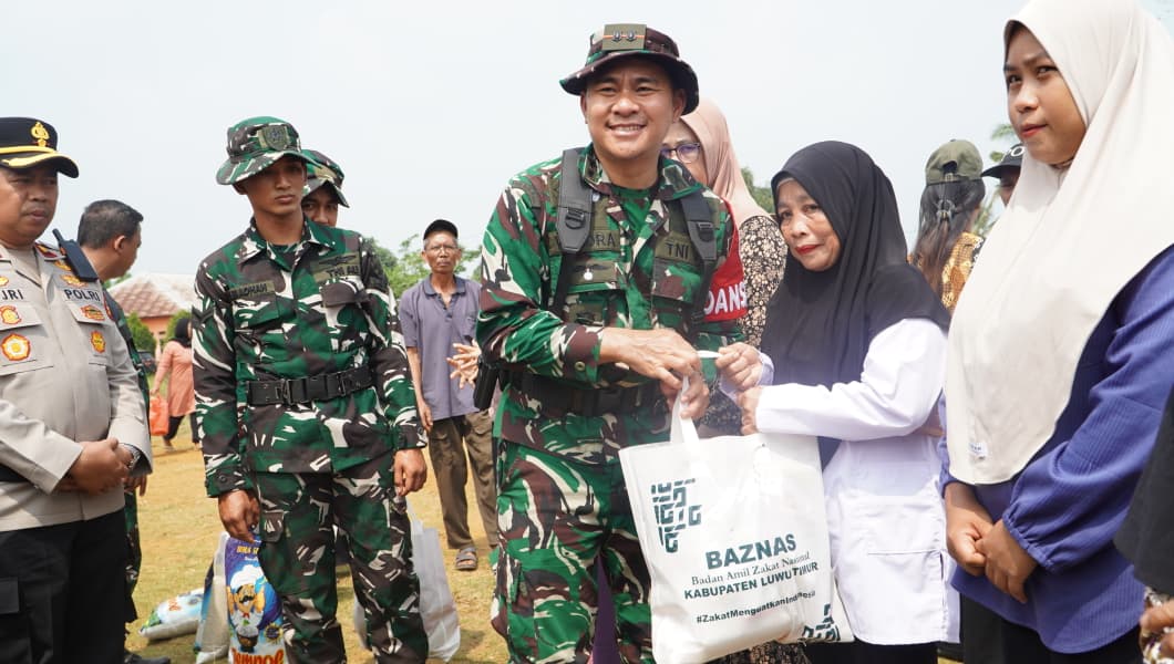 Dandim dan Bupati Luwu Timur Rame-Rame Bagikan Sembako di TMMD ke-130