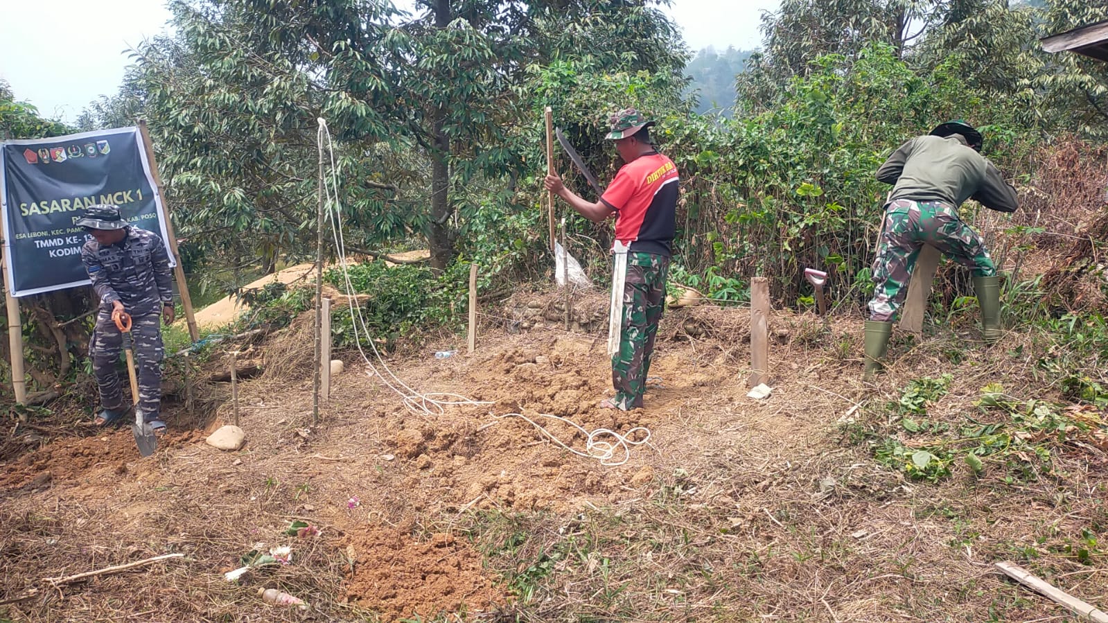 Satgas TMMD ke-130 Mulai Fundamen MCK untuk Peningkatan Kebersihan Desa Leboni