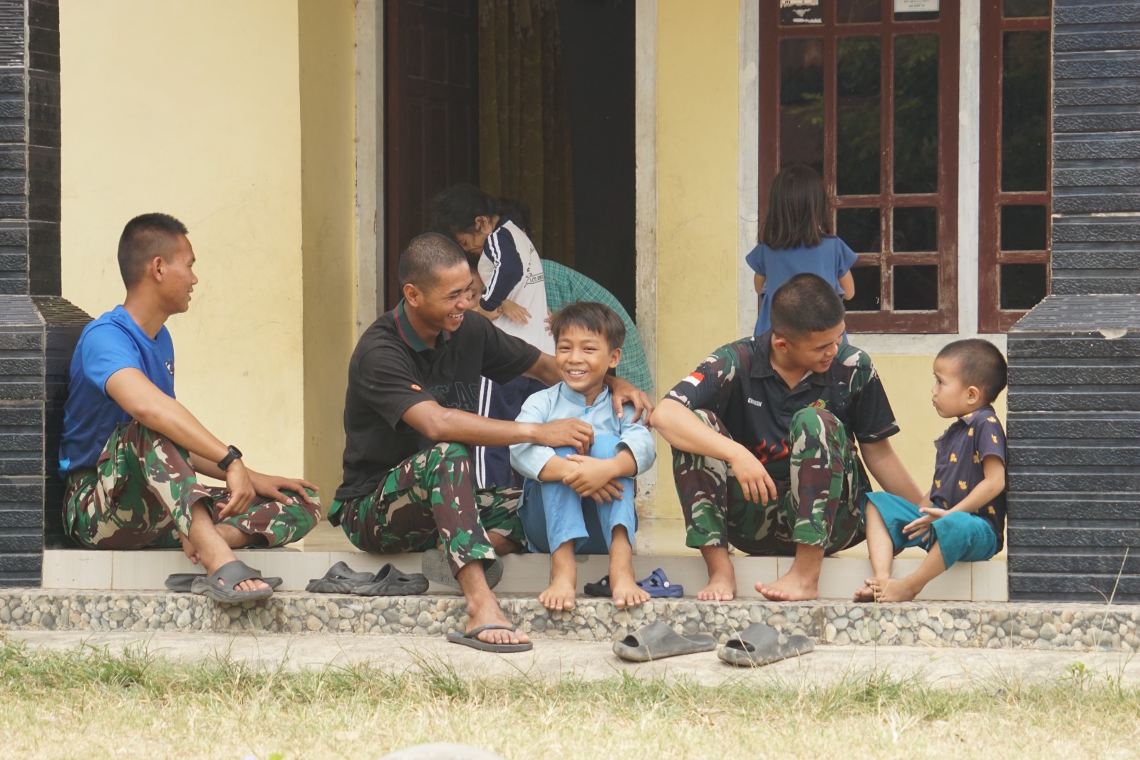 Anak-anak di Bengkulu Bersemangat Menyambut Kehadiran Prajurit TMMD 130