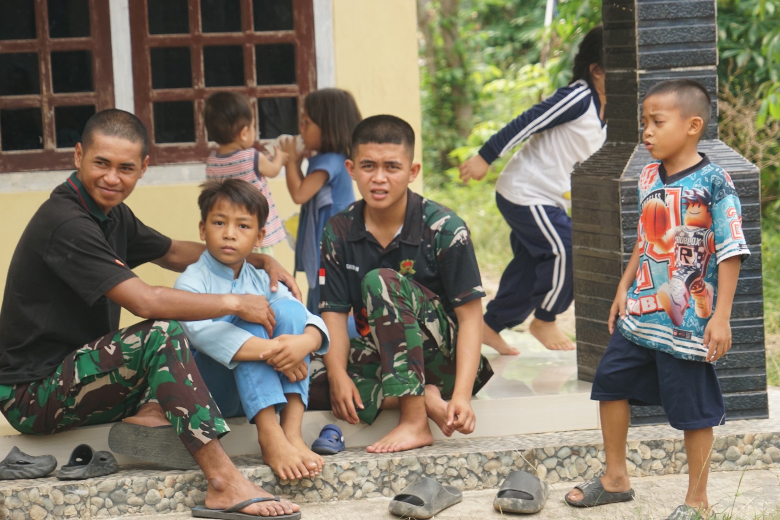 Anak-Anak Kandang Limun Meriahkan Kunjungan Satgas TMMD dengan Ria Dan Keceriaan