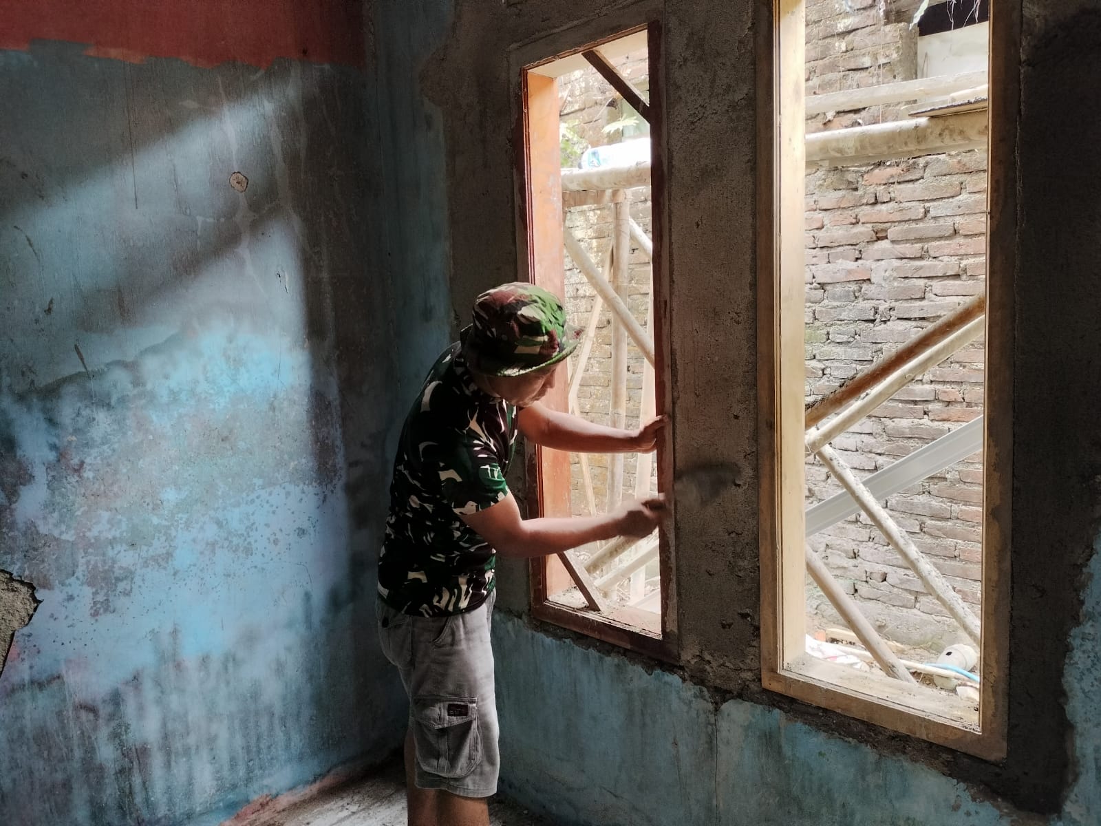 Wujudkan Hunian Sehat, TNI Bangun Rumah Layak di Desa Sumur Bandung