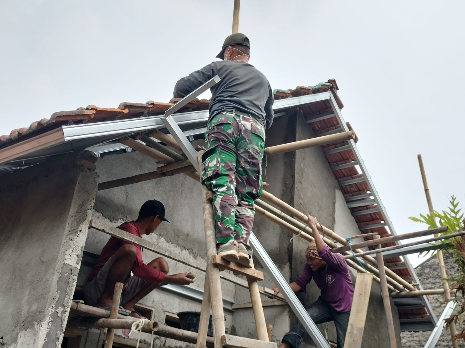 TNI Dukung Kesejahteraan Masyarakat dengan Membangun Hunian Baru di Jayanti