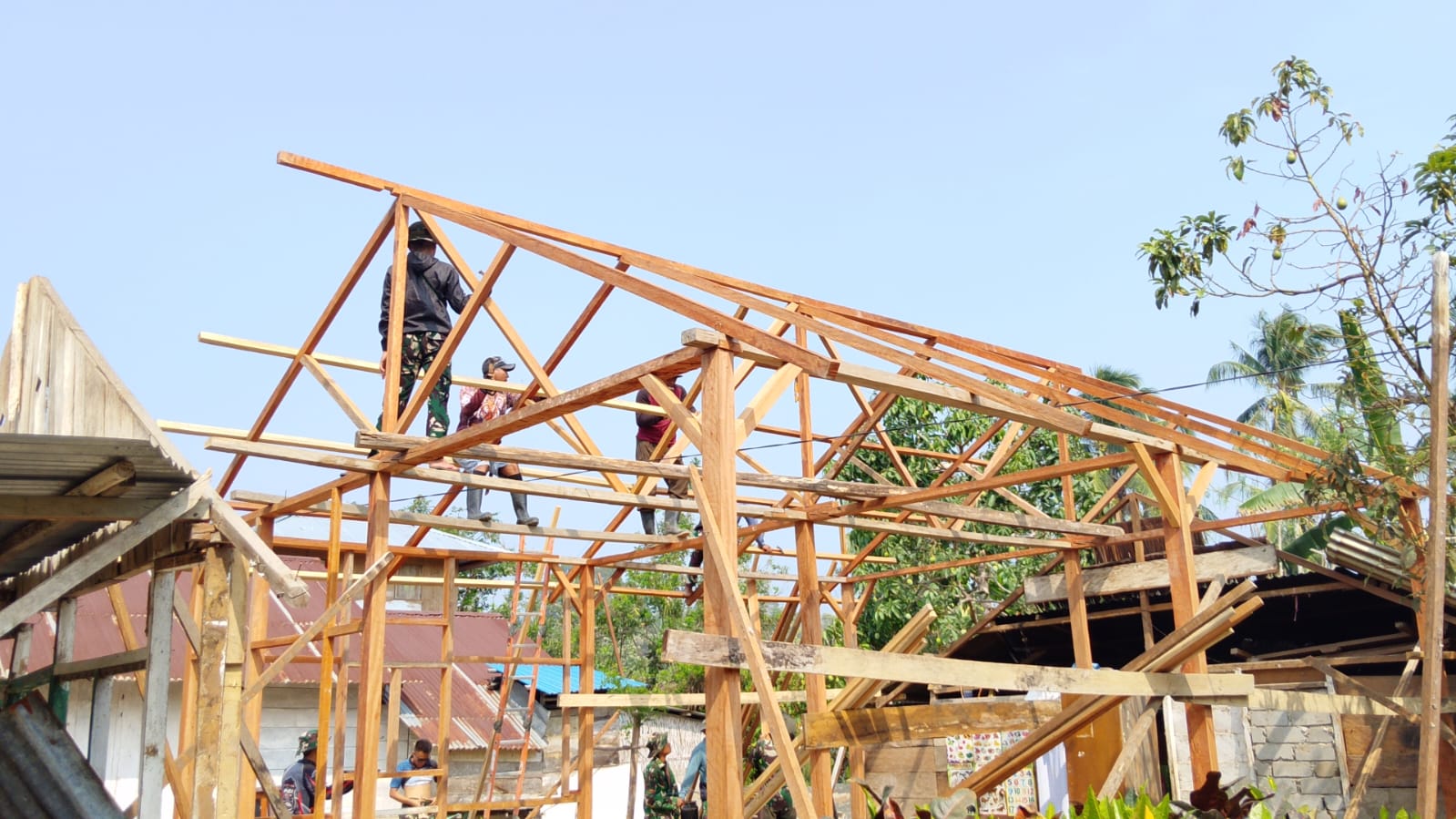 Pemasangan atap makanai langkah maju pembangunan RTLH Arianto Atan di Poso