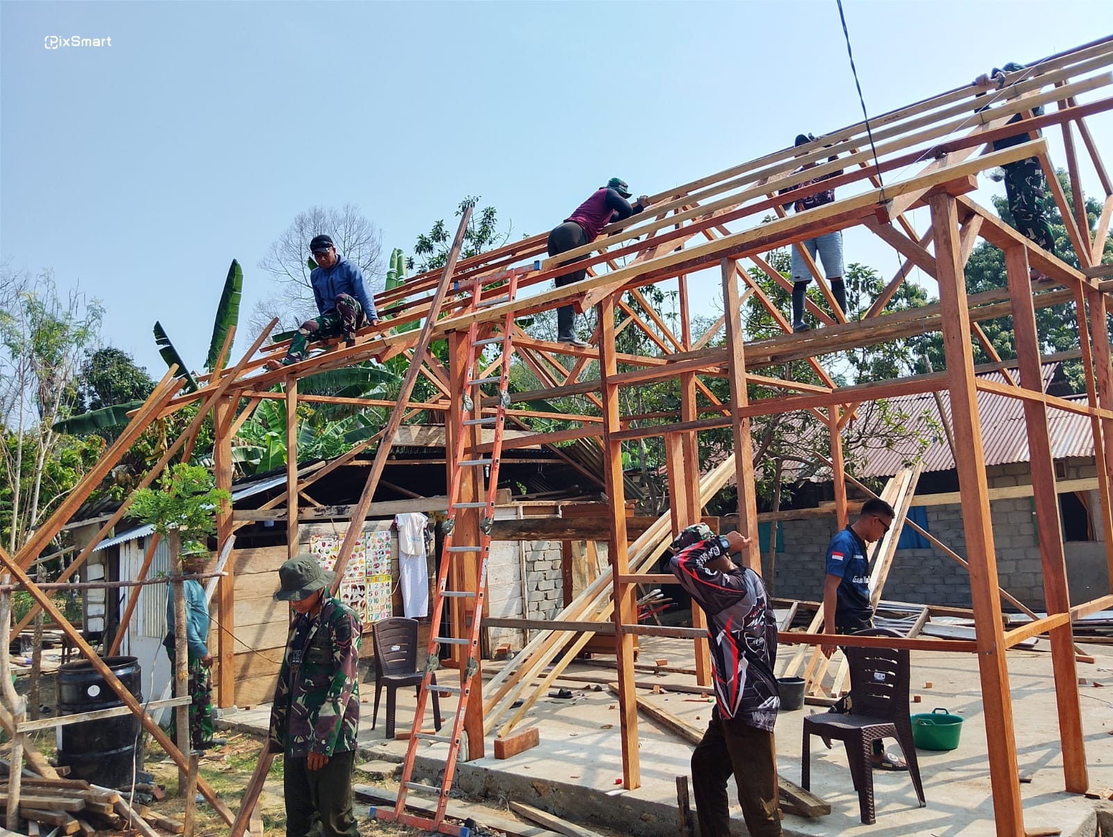 Harmonisasi Satgas TMMD ke-130 dengan Masyarakat dalam Perbaikan RTLH di Poso